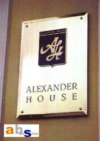 Латунная табличка с накладным латунным логотипом для бизнес-центра ALEXANDER HOUSE Латунная табличка с накладным латунным логотипом для бизнес-центра ALEXANDER HOUSE